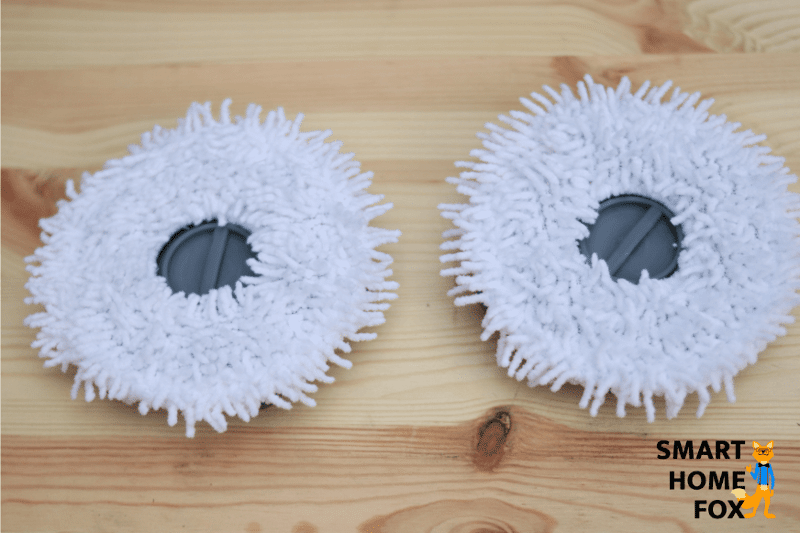 Две накладки Yeedi Mop лежат на деревянной дощечке